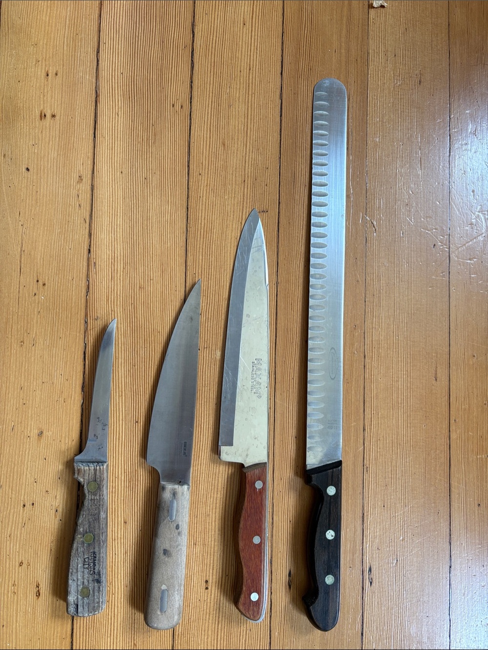 4 Vintage wooden handle knives in very good condition, sharp!